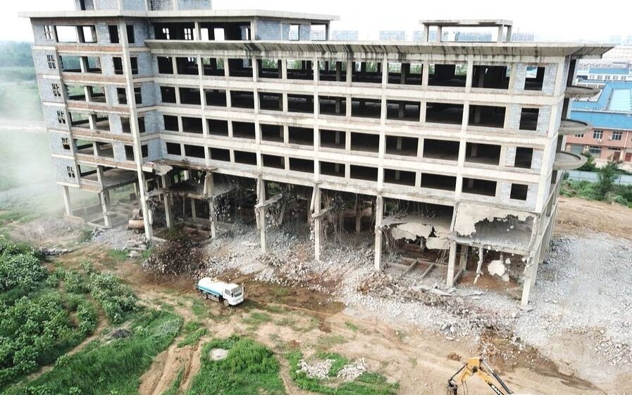 7月29日报道，山东省滨州市，已经烂尾十多年的“泰坦尼克号”烂尾楼和与其一起建造的十几栋4层别墅已于近日被拆除。据了解，这栋烂尾楼的“巨轮”写字楼是2006年开始建造的，按照泰坦尼克号的样式建造，命名为“天将大酒店”，目标为五星级酒店。