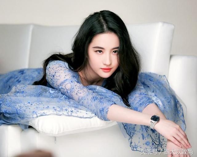 刘亦菲广告花絮照,蓝色深V礼服裙秀事业线,网