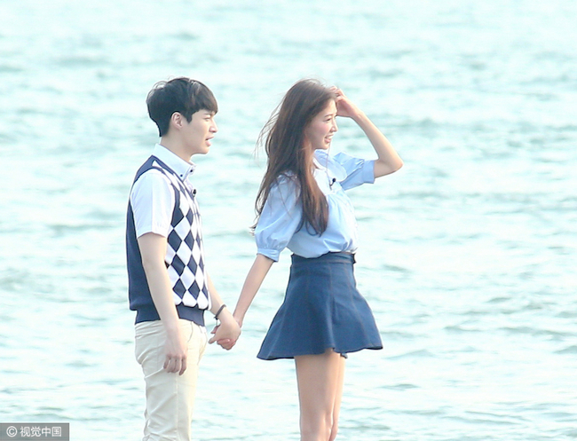 制服诱惑美腿秀！林志玲搂张艺兴海边“谈情”