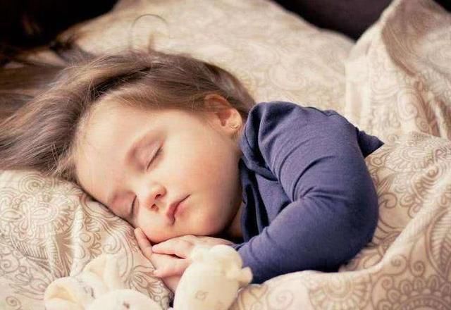 长时间抱宝宝睡觉有害无益,为了宝宝健康发育
