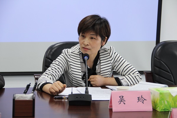 市委宣传部副部长,市文明办主任吴玲主持会议 图片来源:马鞍山文明网
