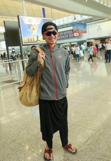 华晨宇谢霆锋霍建华好邋遢,金晨迷之尴尬,在机