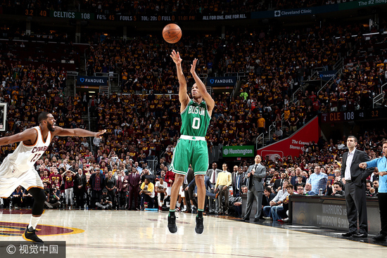 布拉德利化身库里 他的三分绝杀已成骑士噩梦