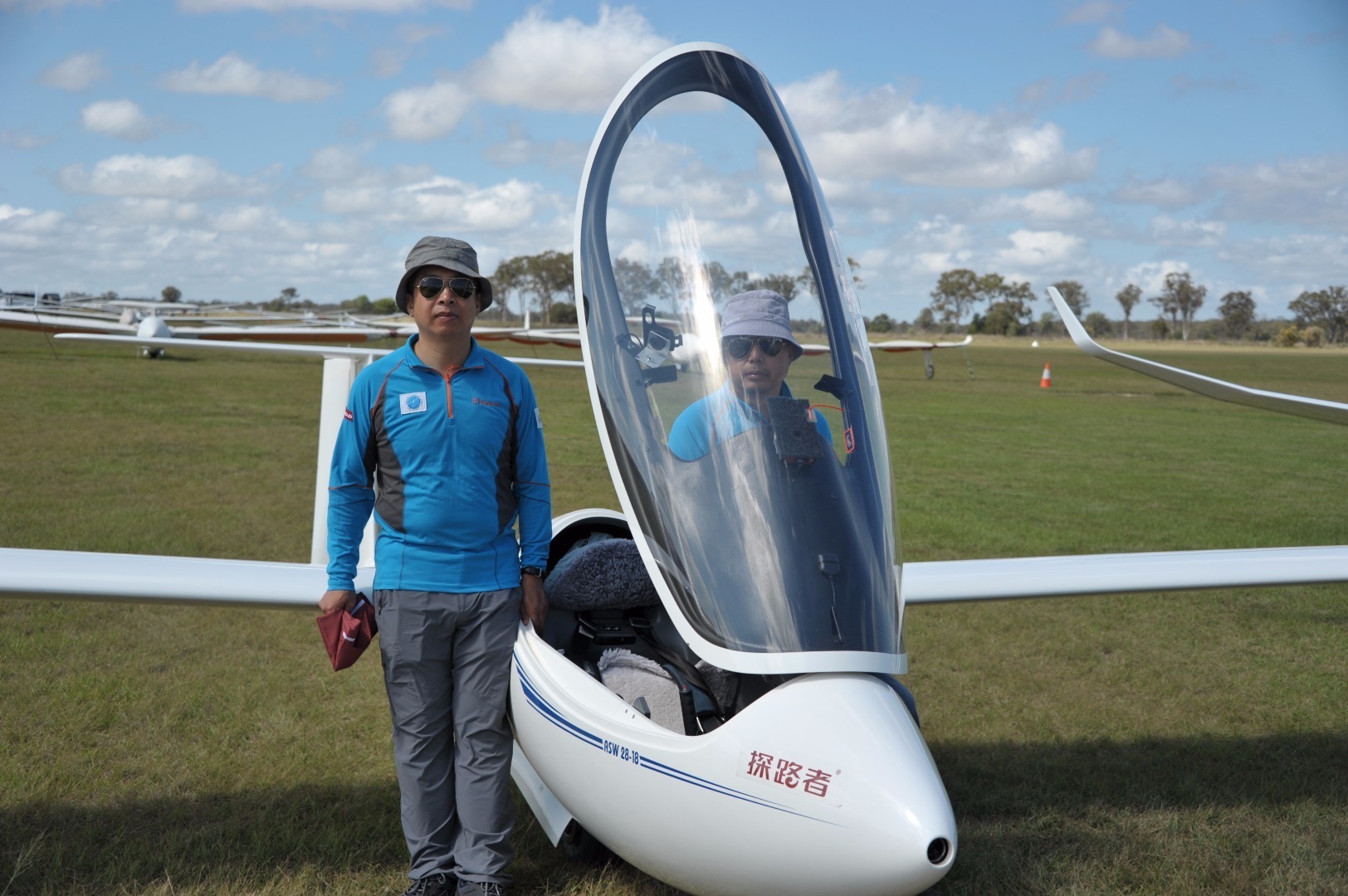 中国滑翔机国家队队长杜鹏（右）和资深飞行爱好者商广伟（左）合影留念。