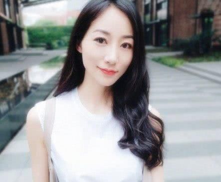 韩雪脚上穿着一双海草鞋,像一个行走的拖把,