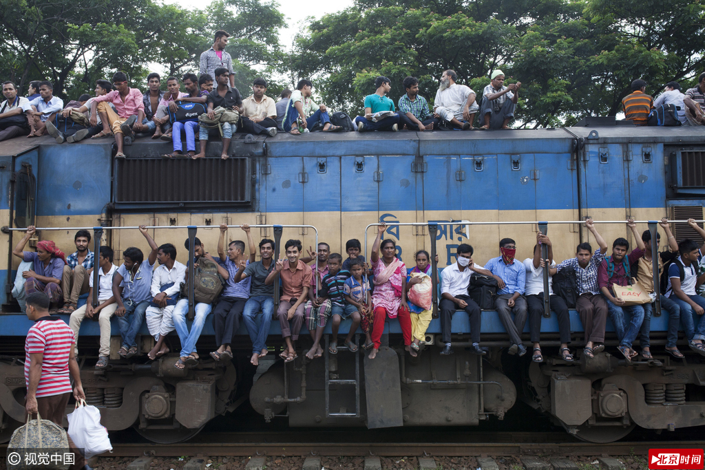 当地时间2016年9月8日，孟加拉国达卡，宰牲节将至，孟加拉国民众和穆斯林乘坐火车返乡，场面颇为壮观，连火车顶部也是人山人海。