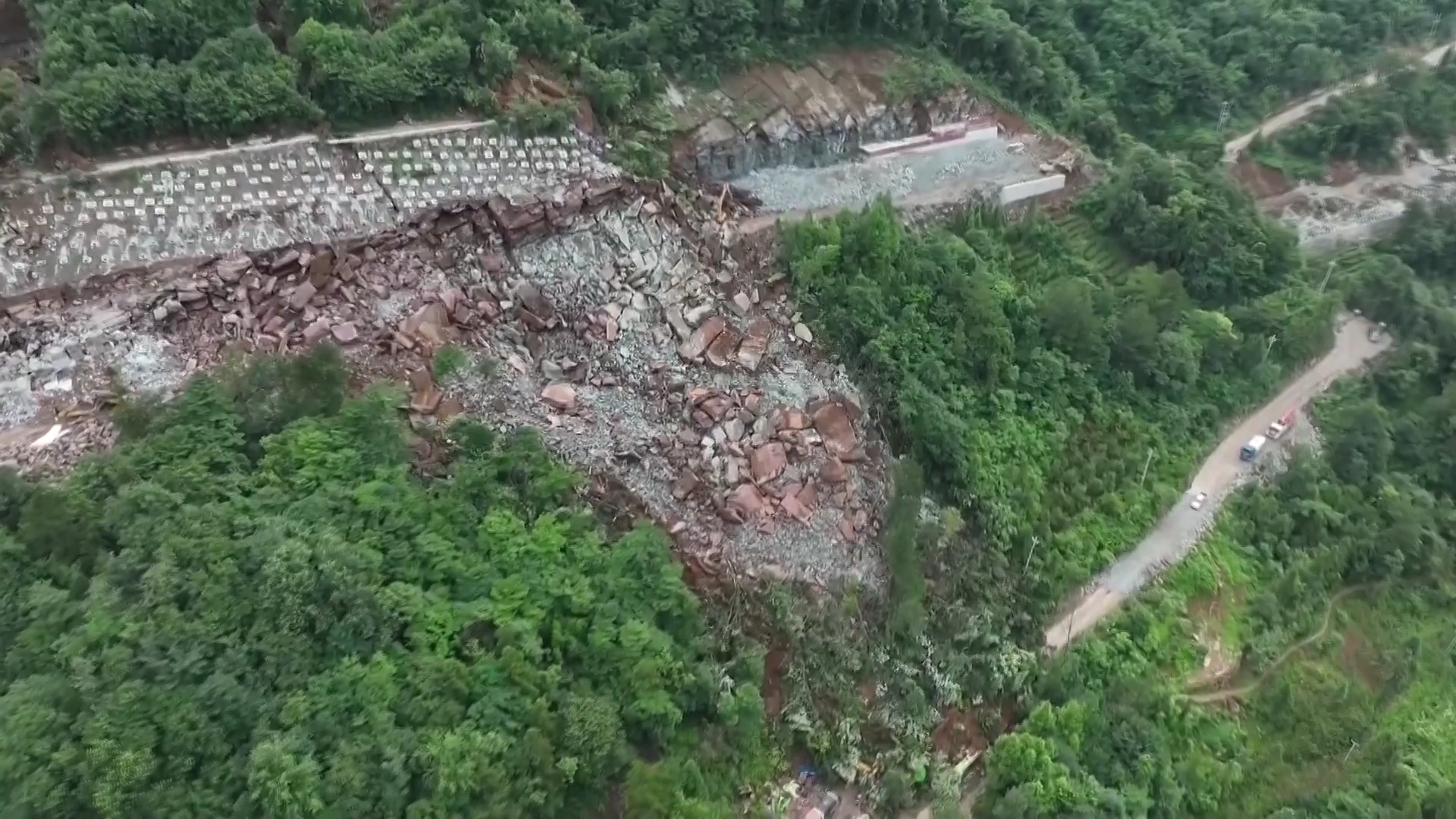 湖北五峰山体滑坡已救出7人,其中1名已无生命体征,另有7人失联 湖北五峰山体滑坡已救出7人,其中1名已无生命体征,另有7人失联
