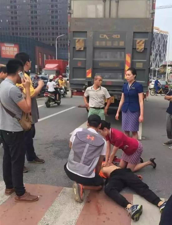 美女空姐跪地救不回受伤男子 当场失声痛哭 美女空姐跪地救不回受伤男子 当场失声痛哭