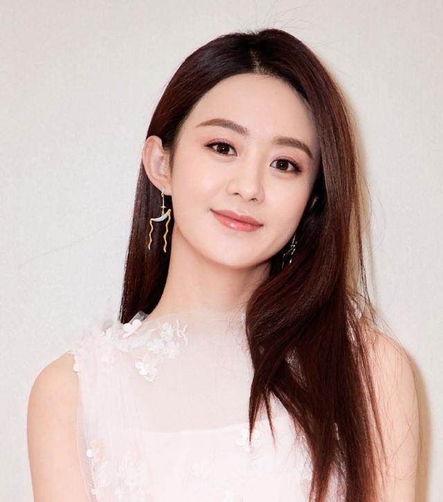 实拍赵丽颖纯素颜照,街头打扮随意,居然是这般