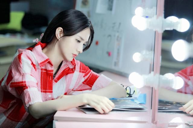 蓝燕真是越来越保守了,穿火红短裙坐下来双腿