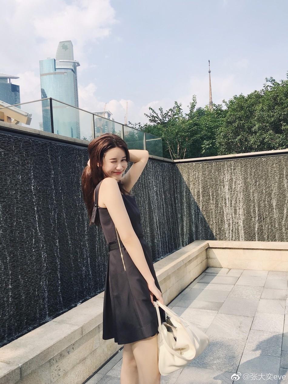 网红张大奕打扮时髦清爽露甜笑 很是消暑