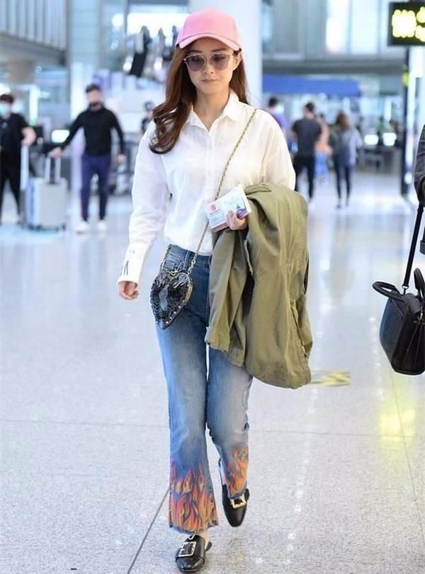 赵丽颖脸胖圆了?机场牛仔裤套装,依然少女!