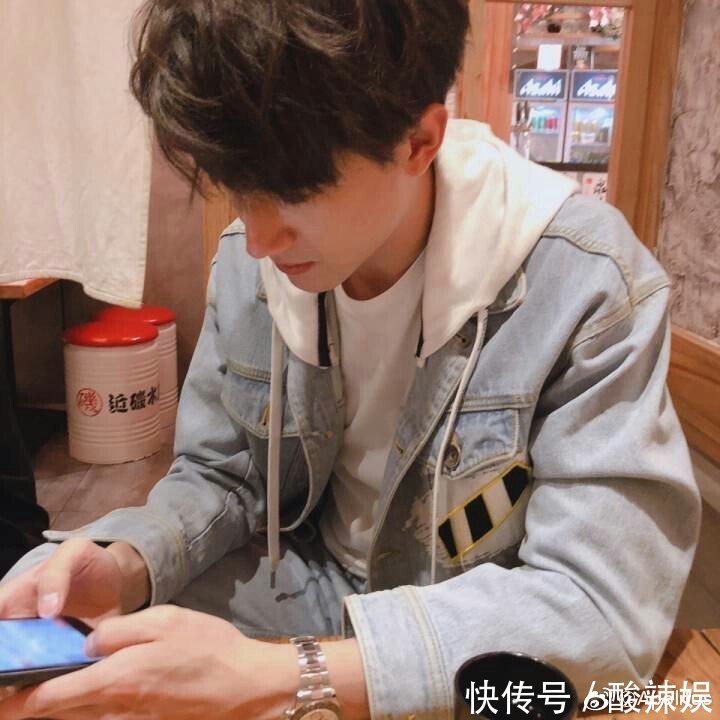 男神林更新不只说话搞笑逗逼 连他用的手机壳