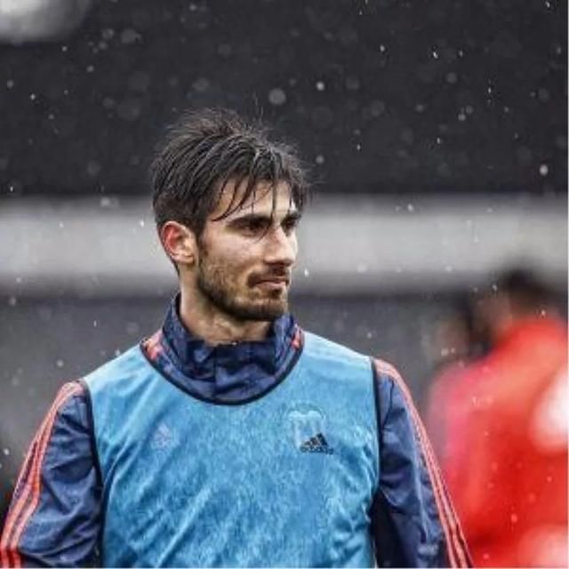 记者:为何梅西进球你反而笑了?西蒙尼:因为我