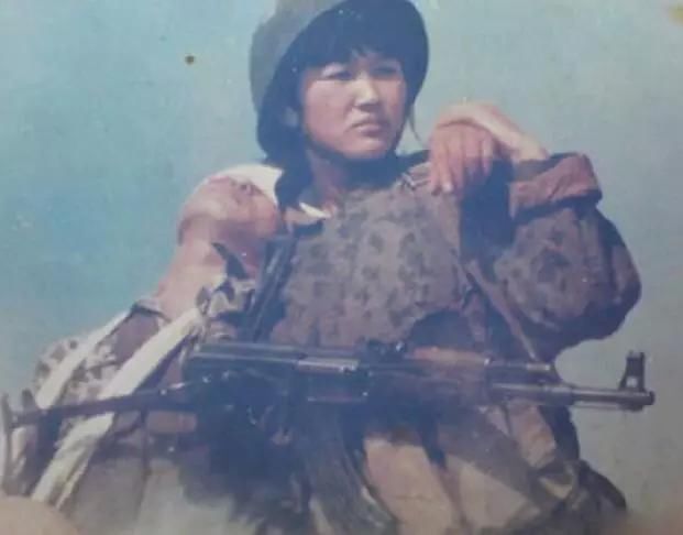 对越自卫反击战战场上最感人的女兵照片!