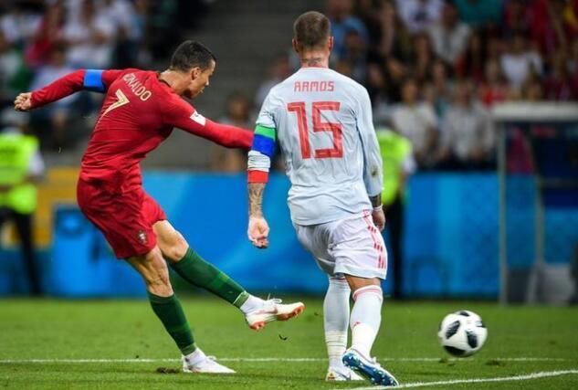 C罗点射西班牙 拉莫斯跳起来想庆祝!队友当太