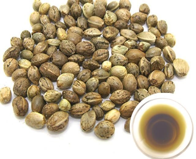 取1勺火麻仁油与2勺原生态蜂蜜,然后加入适量温水,一起搅拌食用即可.