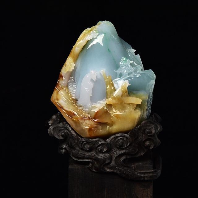 浮雕:即在平面上雕刻出凸起的图案