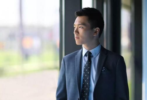 10万起家,27年后年入近3000亿,还有个高颜值的儿子,人生赢家啊