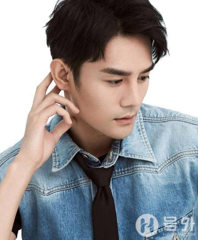 王凯偏爱方格西装,绅士帅气,白宇白色衬衫配长裤,超时尚有范儿 王凯偏爱方格西装,绅士帅气,白宇白色衬衫配长裤,超时尚有范儿