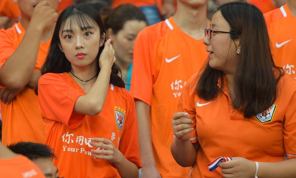 中超16队最美女球迷球场斗艳 哪个最能打动你?