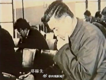 【今天，缅怀“两弹元勋”邓稼先】1924年的今天，邓稼先出生在安徽怀宁。他是中国第一颗原子弹和氢弹的理论方案设计者，为发展国防科技事业，甘当无名英雄，默默奋斗几十年。病危临终前，仍心系原子能的和平利用。1999年，被授予“两弹一星功勋奖章”时，他已辞世13年。致敬，缅怀！