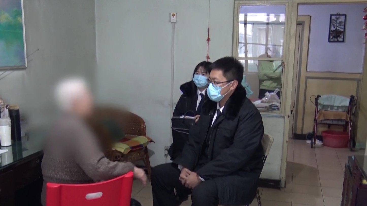 儿子的骨灰被洒向大海,老太太将儿媳、孙女告上法庭 儿子的骨灰被洒向大海,老太太将儿媳、孙女告上法庭