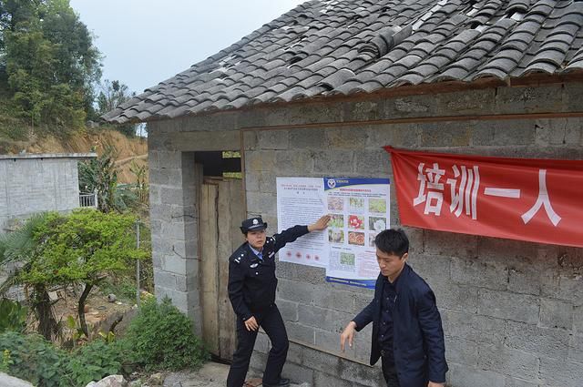 贞丰县连环乡进村入户开展扫黑除恶,治爆缉枪,禁种铲毒踏勘宣传工作