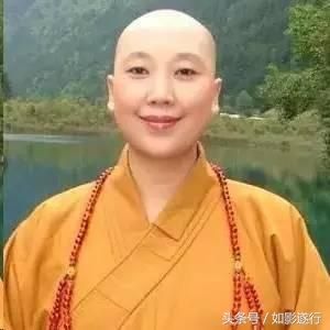 歌手李娜出家几年后,在美国洛杉矶的一座寺院