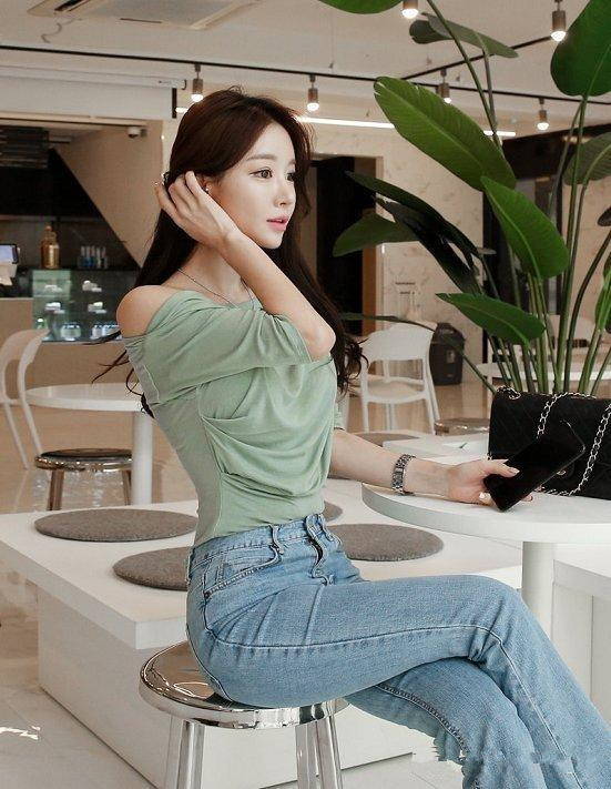 气质突出的牛仔裤美女,透露着成熟女性的极致