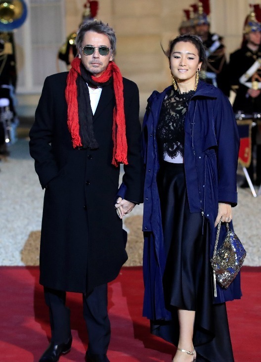 法国总统马克龙在巴黎爱丽舍宫举行欢迎宴会，法国演奏家让·米歇尔·雅尔、巩俐、法国演员阿兰·德龙、法国前外交部长法比尤斯等受邀出席。
