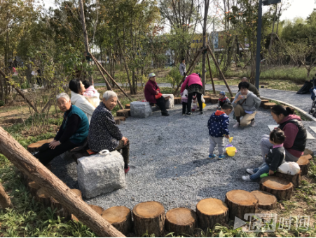 西城区新街口腾退空地变身足球场 老街区焕发