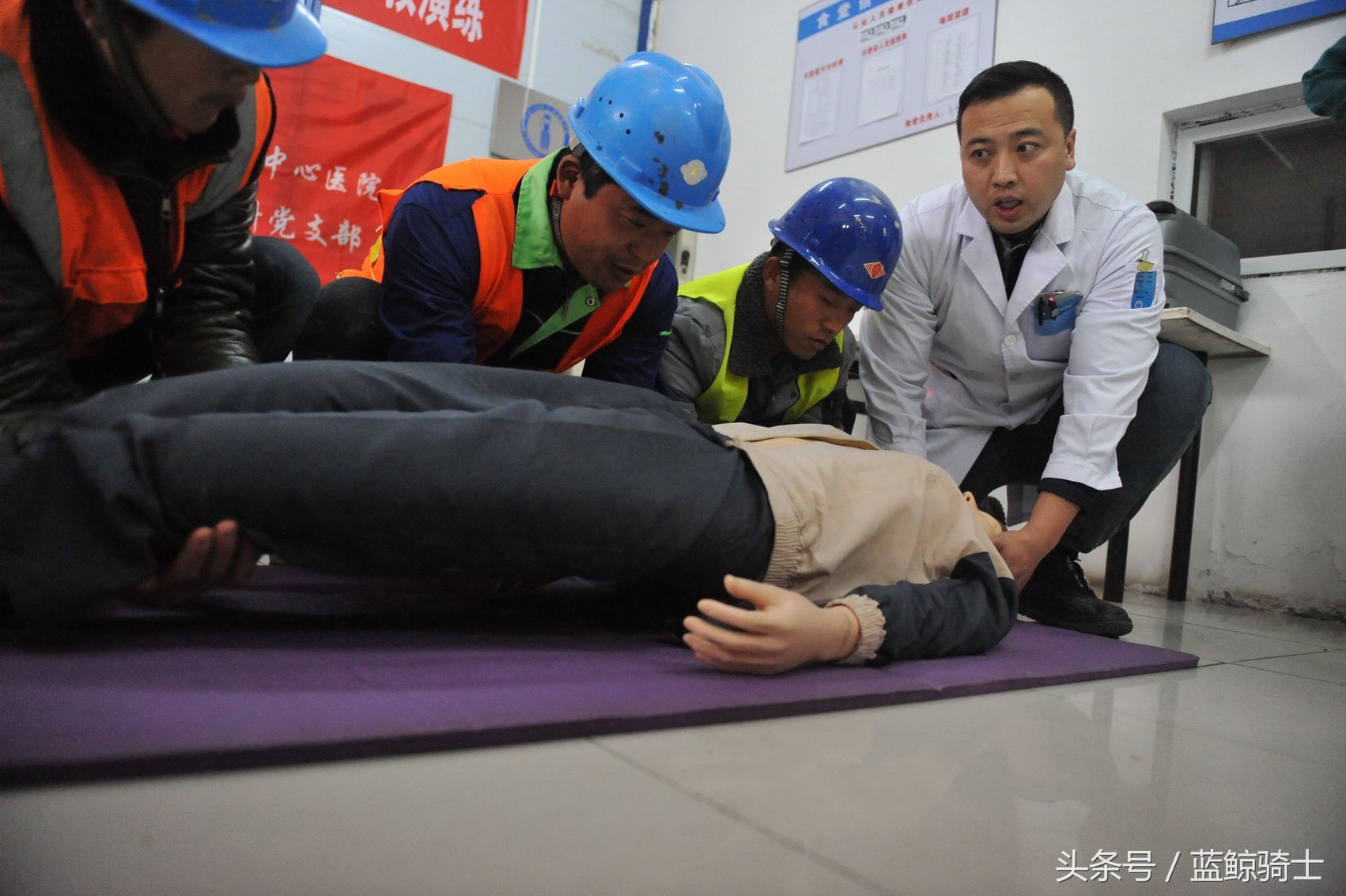 工地培训急救演练上演真实救援女工突发疾病医