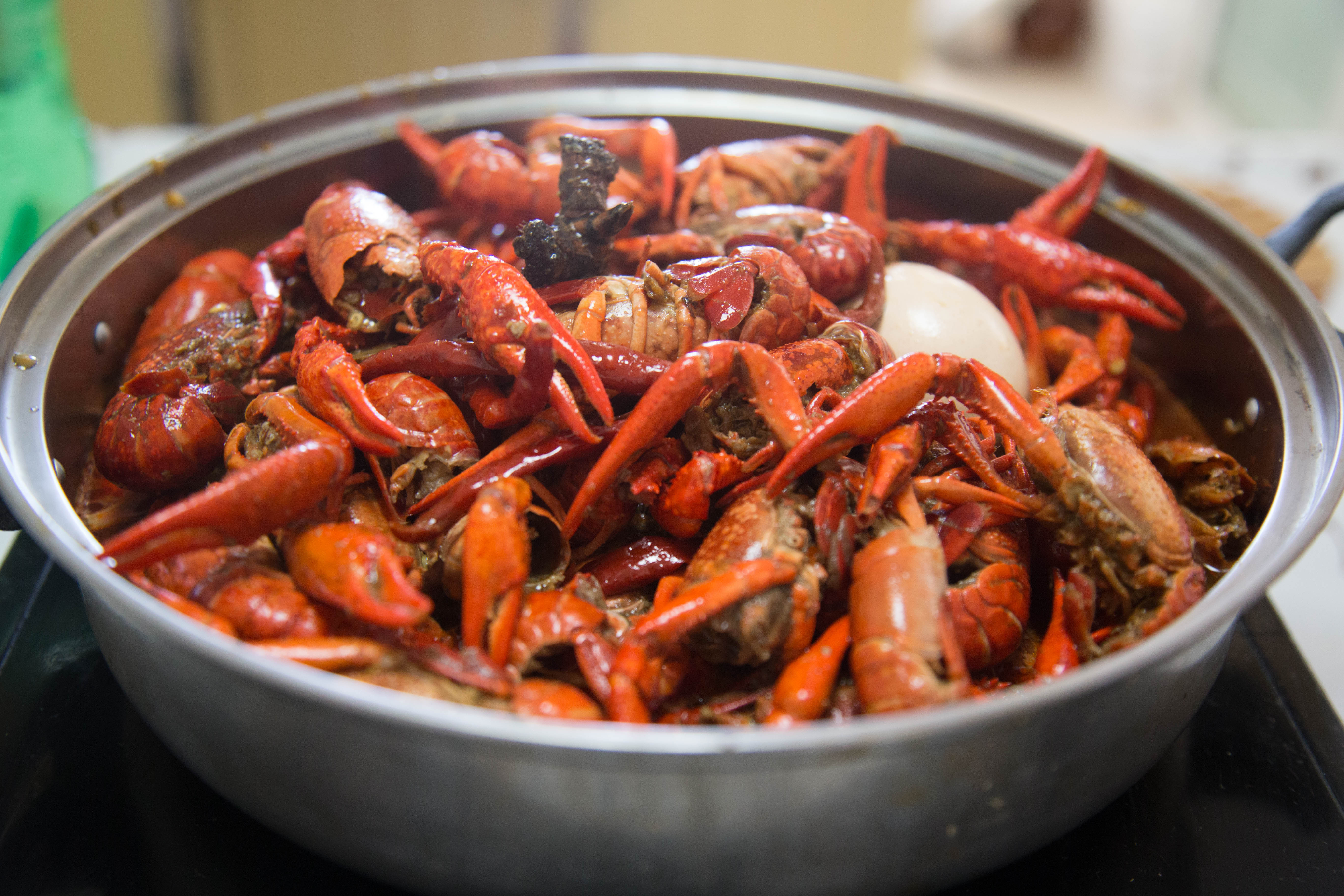 请收下这份农家龙虾轰趴,在武汉这样吃龙虾才过瘾