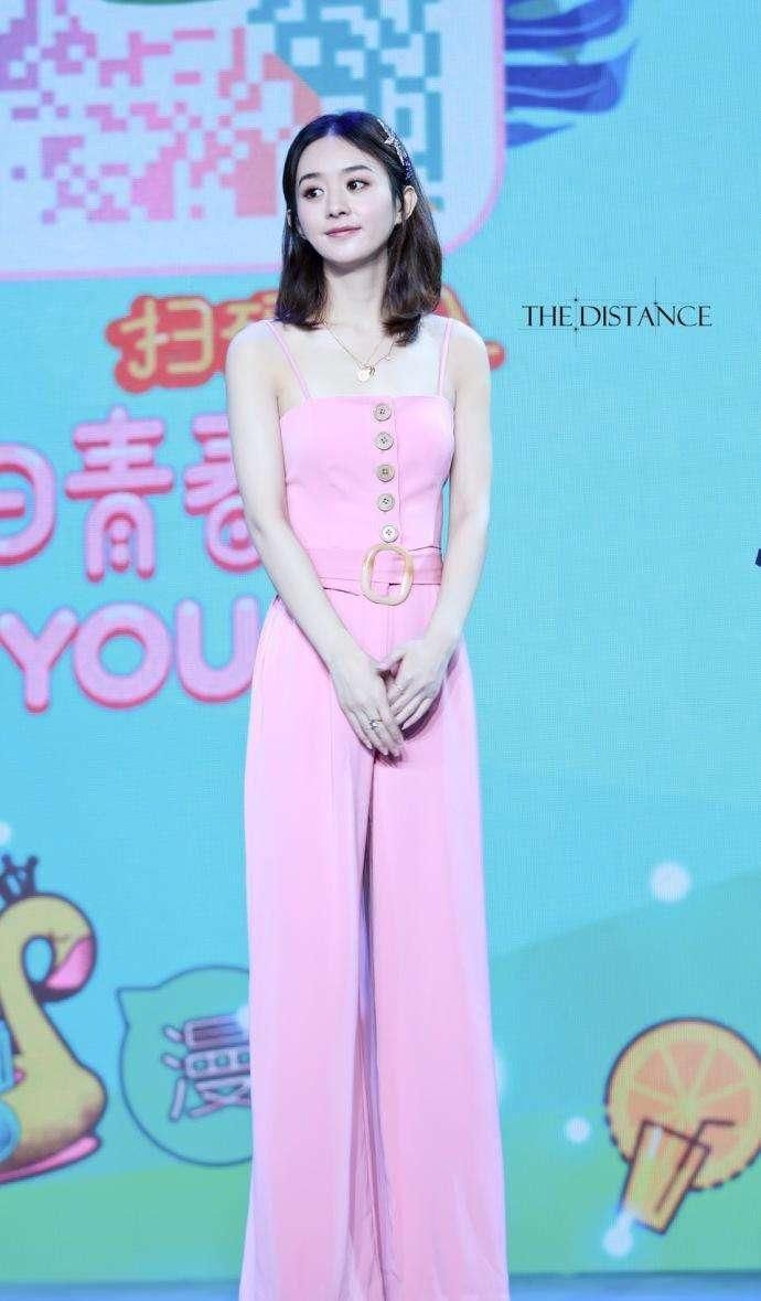 赵丽颖出席活动,身穿背带裙显胖不少,不仅不丑