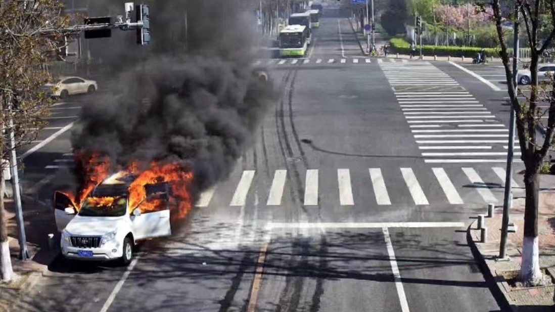 汽车加油站旁起火冒烟  消防紧急扑救！