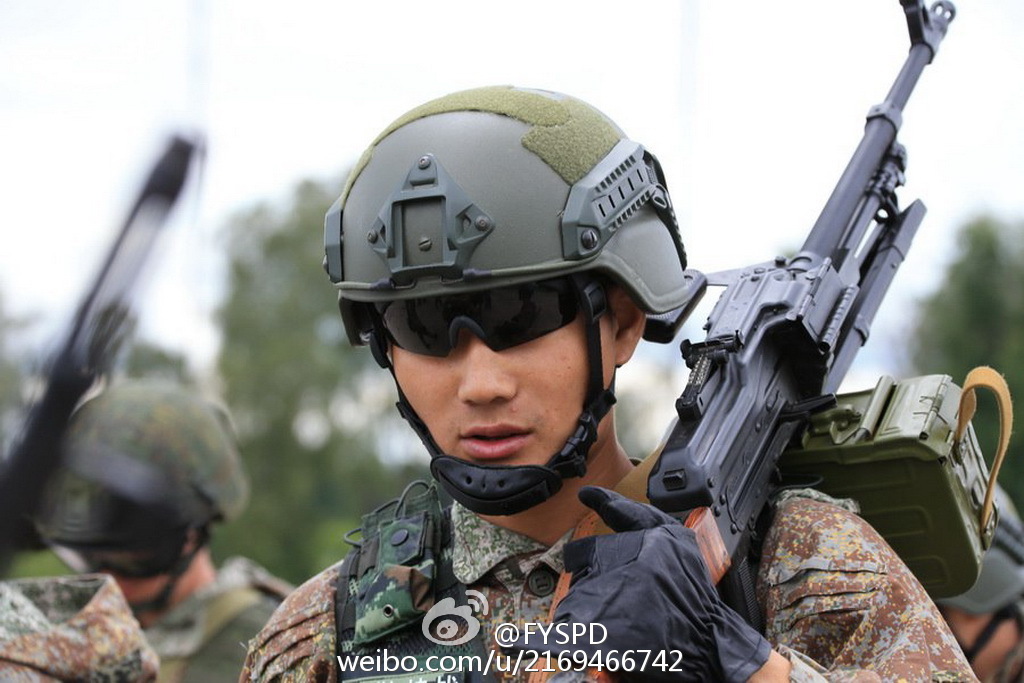 解放军一身俄式装备特别显眼。