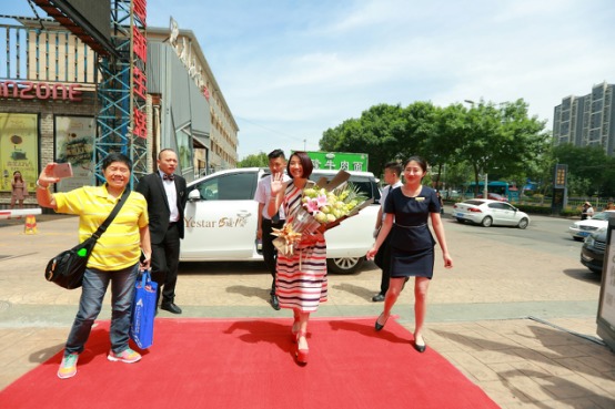 张智霖前女友、49岁许秋怡空降济南艺星大谈