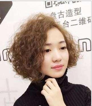 短发小卷发型,专治细软头发少,搭配颜色也是不