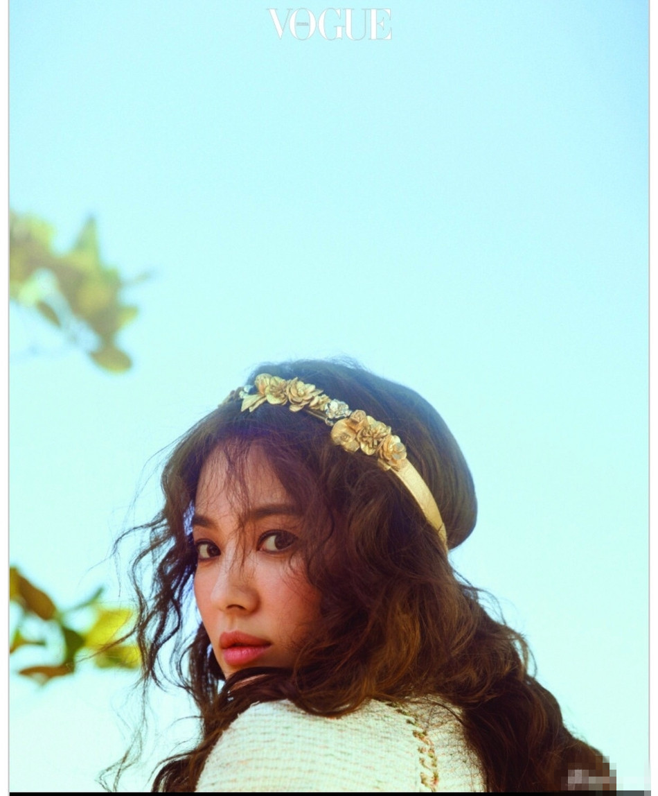 近日，宋慧乔登上韩版《VOGUE》封面引发热议，完整大片曝光，准新娘一头复古卷发出镜，漫步山间风情万种。