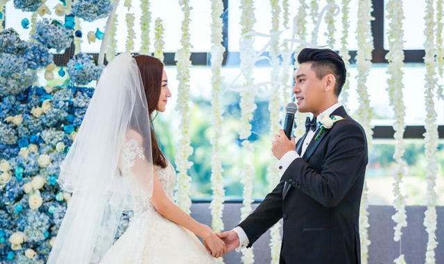 交换结婚誓言时，他透露第一次相见老婆，就被她“爱笑的眼睛”吸引，认定她是自己的真命天女。