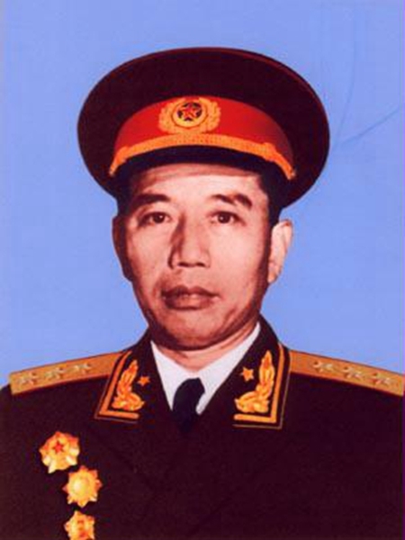 王震(1908 -1993)湖南浏阳人
1927年加入中国共产主义青年团，同年转入中国共产党。1929年参加游击队。1930年起任中国工农红军团、师政治委员，第八军代政治委员，湘赣军区代司令员。曾获三等红星奖章。抗日战争爆发后，任八路军第一二O师第三五九旅副旅长、旅长兼政治委员。抗日战争胜利后，任中原军区副司令员兼参谋长。1949年任第一野战军第一兵团司令员兼政治委员，率部参加陕中战役，参与组织指挥扶眉战役，率部进军新疆。中华人民共和国成立后，任中共中央新疆分局书记兼军区代司令员和政治委员，铁道兵司令员兼政治委员，人民解放军副总参谋长，农垦部部长、国务院副总理、中共中央军委常委、中央党校校长。是第一至第三届国防委员会委员，中共第七届中央候补委员、第八至第十二届中央委员，第十一、第十二届中央政治局委员。1985年被选为中共中央顾问委员会副主任，1988年当选为中华人民共和国副主席。1955年被授予上将军衔，荣获一级八一勋章、一级独立自由勋章、一级解放勋章。来源：《中国共产党新闻网》