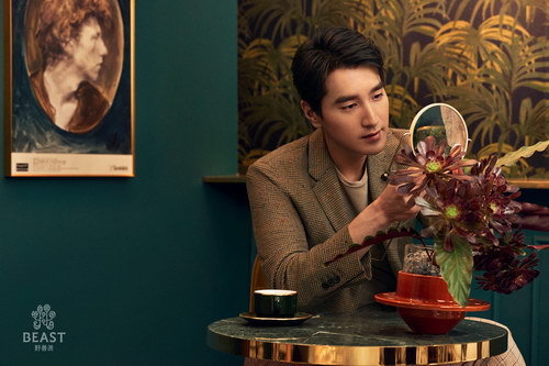 近日,赵又廷七夕大片曝光。在为艺术品牌野兽派拍摄的大片中,姑父穿越三个不同维度空间,扮演一位等待爱人的植物学家,更遇到特殊的旅伴。