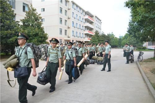 如果有能力机会还是报考士官学校吧,这样含金