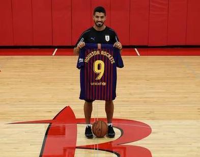 苏亚雷斯造访火箭队,抢走了周琦的号码,却没抢