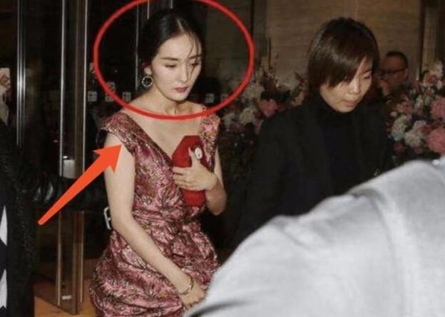 杨幂为什么在任何场合都捂住胸口,从历年照片