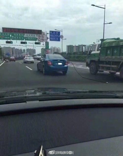 南京:新手上路太紧张 加油后拖着油枪满街跑 南京:新手上路太紧张 加油后拖着油枪满街跑