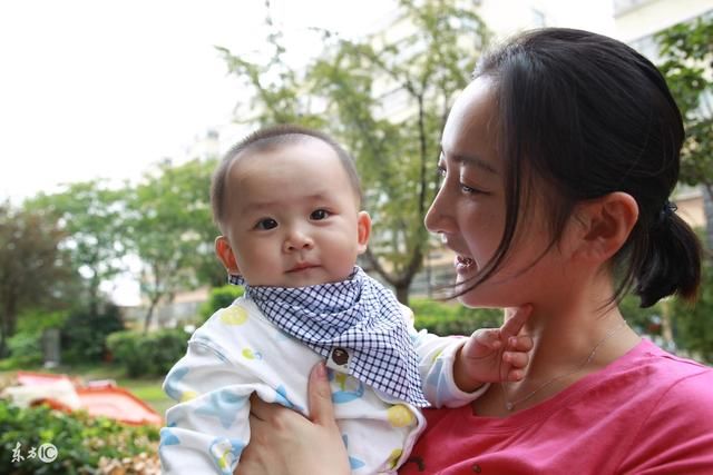 当孩子被人夸长得好看时,这样的回复太机智