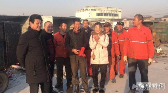 Xia dan para petugas kebersihan