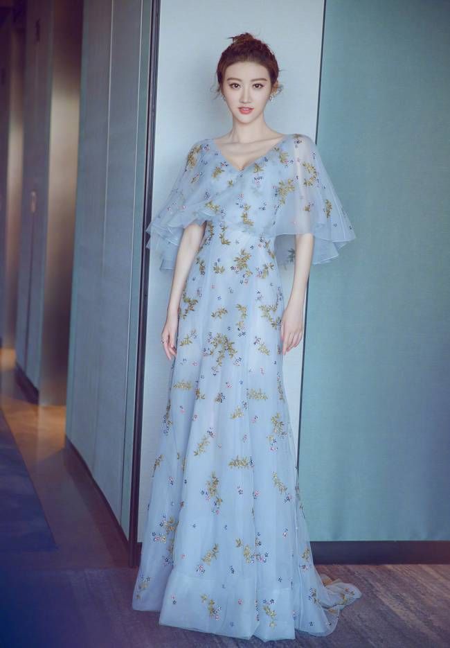 身穿吊带裙的景甜 上围特吸睛 网友:这么穿张继